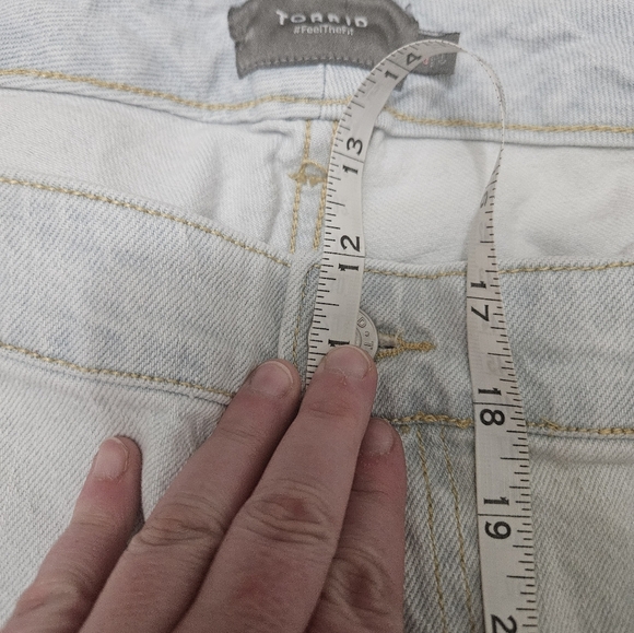 Torrid Light Wash Plus Size Jean Shorts! - Picture 5 of 6